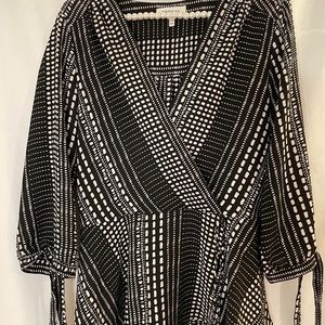 Beautiful Cinched waist, blouse,black and white design.. no tags.